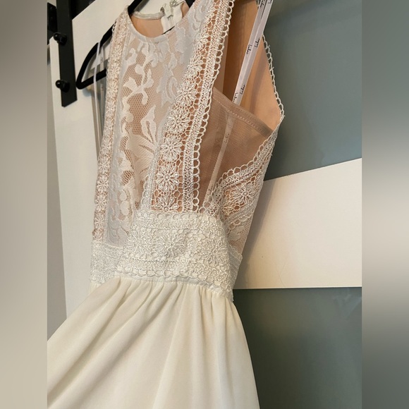 Lulu’s white lace maxi dress - Picture 4 of 12